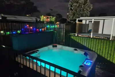 Image de Modern cottage near beach with spa tub and outdoor entertainment area