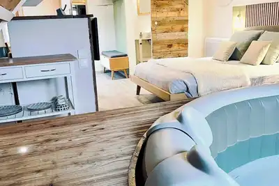 Image de Chambre élégante et confortable avec spa privatif