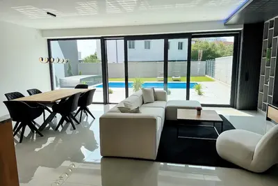 Image de Luxury house with pool & garden - perfect for families & friends