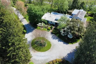 Image de This house is a 6 bedroom(s), 6. 5 bathrooms, located in Upperville, Va.
