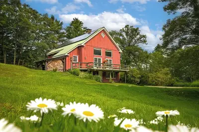 Image de Charming barn ski house with exposed rustic beams and cathedral ceilings.