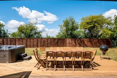 Image de Fabulous cabin w/ huge garden & hot tub sleeps 18