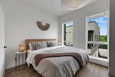 Parking, King Beds, Ac - Walk to Everything!