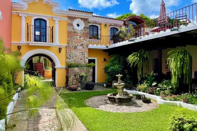 Image de Superb 7-bedroom house in Antigua Guatemala. Large terrace w/volcano views