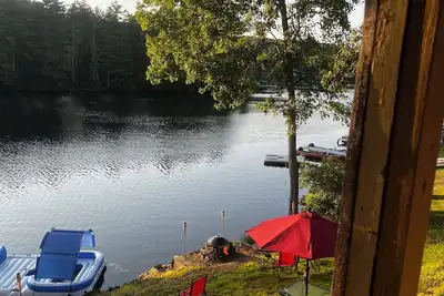 Image de Waterfront 4-bedroom camp-style house in Charlton. Packed with fun for anyone!