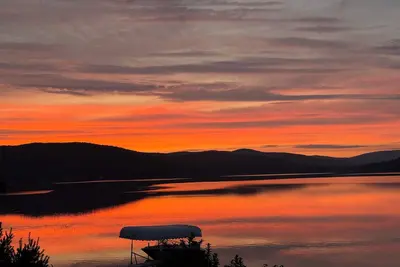 Image de Chalet Joyeux-cheerful cottage. Enchanting 3-bedroom house on Lake Wallace.