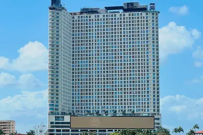 Image de The Point – Stylish 2-Br w/ Pool, Gym, Private Balcony & Free Parking