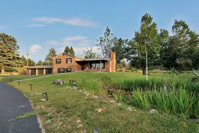 Image de 5 Bd Charming Home in Gaylord Sleeps 16 Indoor Pool Hot Tub Game Room