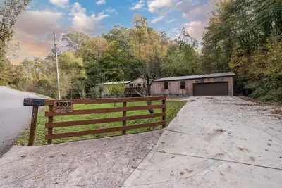 Image de Smoky Mtn Getaway, Near Pigeon Forge and Dollywood + Hot Tub & Game Room