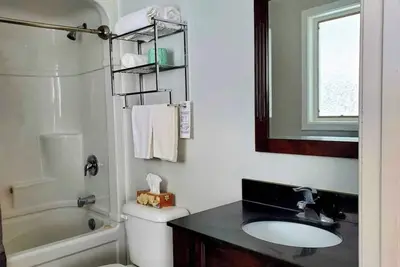 Image de Cozy Comfort Double Room 11 – Peninsula Motel, Minutes from Wiarton Waterfront