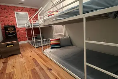 Image de Coastal Island Vibes Retreat - Sleeps 14, only 5 Min Drive to Tybee Island