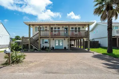 Image de Coastal Therapy ~ ~ Beautiful 3/3 Home in Key Allegro with Water views!