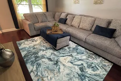 Image de Galactic Oasis Theme Home, Marvelous 5-bedroom house with Ac in Aurora, Tv’s