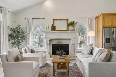 Image de Welcome to the Banks of Aurora - A Charming River View Home in Downtown Aurora