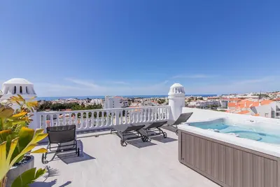 Image de Luxe Penthouse - Prime Location By Seareen