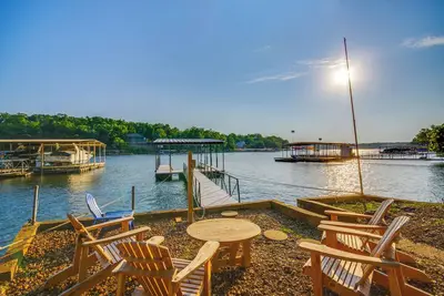 Image de Dock & Prime Location: Lakefront Osage Beach Home