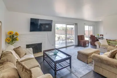 Image de Patio & Yard: La Area Home Near Hospitals