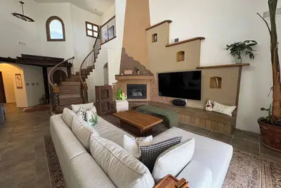 Image de Authentic Southwest Experiance in Specious Custome Home for Ballon Fiesta.