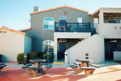 Image de Welcoming 1-bedroom condo one block from the beach