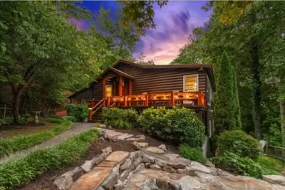 Image de Cozy Cabin: Hot Tub, Firepit, Game Room