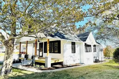 Image de Large home w/backyard & Hot tub near downtown, zoo