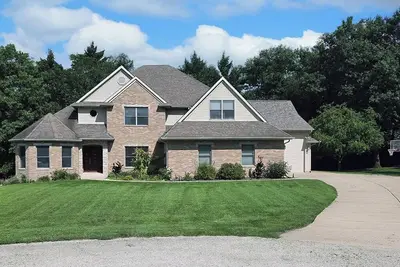 Image de Luxury 5-bedroom 5000 sq ft house on wooded lot in Geneseo, rec & fitness rooms