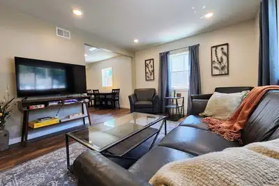 Image de Meet Don - A Modern, Zero-step, Pet-friendly home in Rochester