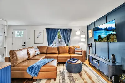 Image de Modern Home 3 Minutes from Airport!