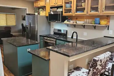 Image de Charming 3-bedroom, pet-friendly home with Ac, one mile from downtown Courthouse