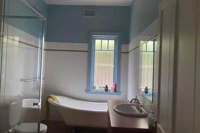 Image de Spacious home in hip location