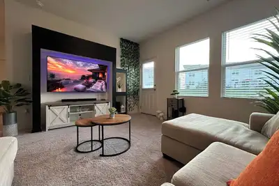 Image de Stylish and Open concept Retreat in Clayton, Nc