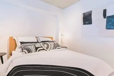 Image de Trendy Loft | Downtown | Ug Park | Sofa Bed