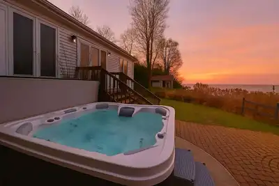 Image de Lake Erie Beachfront Retreat - 8 Br + Private Beach & Hot tub!