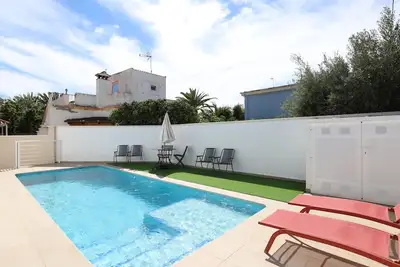 Image de Villa indépendante à 200m de la plage d'Almardá avec jardin et piscine partagée
