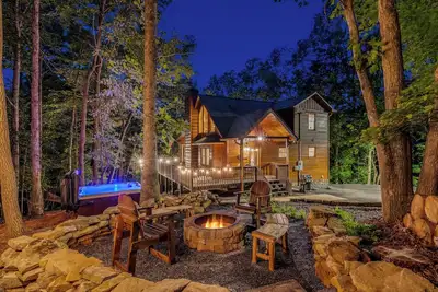 Image de The Hideout: Resort Cabin w/ Sauna, Hot Tub, Fire Pits, & Amenities Passes!