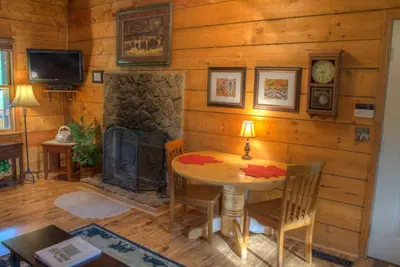 Image de Amy's Creek 1 - Dog Friendly Cabin with Creekside Views and Covered Deck