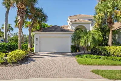 Image de 1901 Harbour Links Circle #1 by Rva