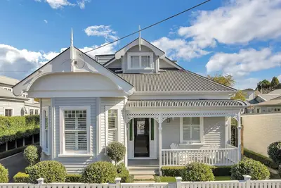 Image de Modern Serenity on Disraeli Street