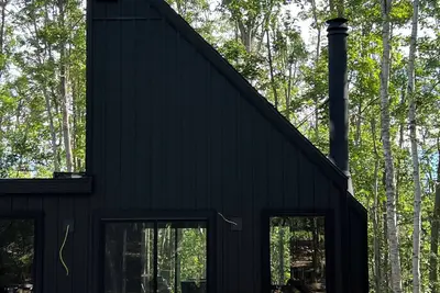 Image de Step into Time Capsule Tower, a retro 70s escape with 5 themed bedrooms, movie room, hot tub, sauna, arcade & more. Centrally located near Northern Michigan golf, lakes, skiing, & off-road and snowmobile trails with access to a community pool.