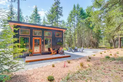 Image de 11 Mi to Lake Pend Oreille: Wooded Cabin Escape!