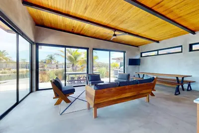 Image de Spacious dog-friendly villa with king beds, private pool, water views & Bbq deck