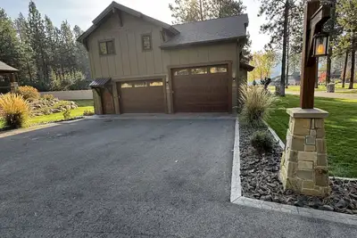 Image de Quaint cottage in Liberty Lake with lake access and hiking trails steps away.