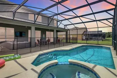 Image de New! Elegant Emerald Island Getaway – Pool, Spa & Games Close to Disney!