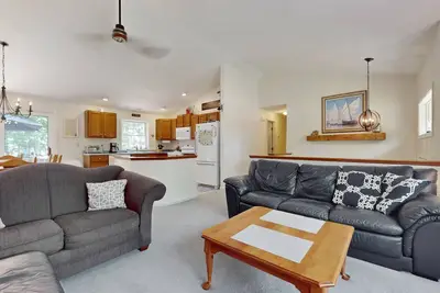 Image de Cozy coastal home w/ sunny deck, firepit, gas grill, & walkable access to beach