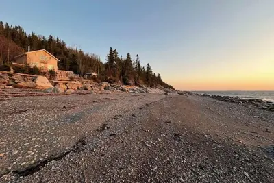 Image de Chalet en bord de plage privée sur le Saint-Laurent – calme & vue imprenable