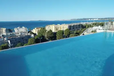 Image de Appartement front de mer avec piscine et confort