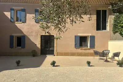 Image de Domaine aux Vigneres : 3 hébergements avec piscine près de l'Isle sur la Sorgue,