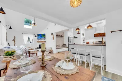 Image de Lakeside Gem - Luxe 3br Geneva Retreat w/ partial Lake Views
