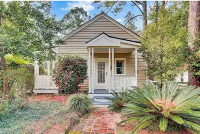 Image de FlowerTown Historic District Private Cottage w/Gardens