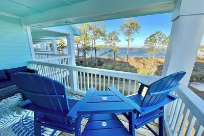 Image de Island Oasis: Beautiful Bay View, 2 Kayaks & Pool!